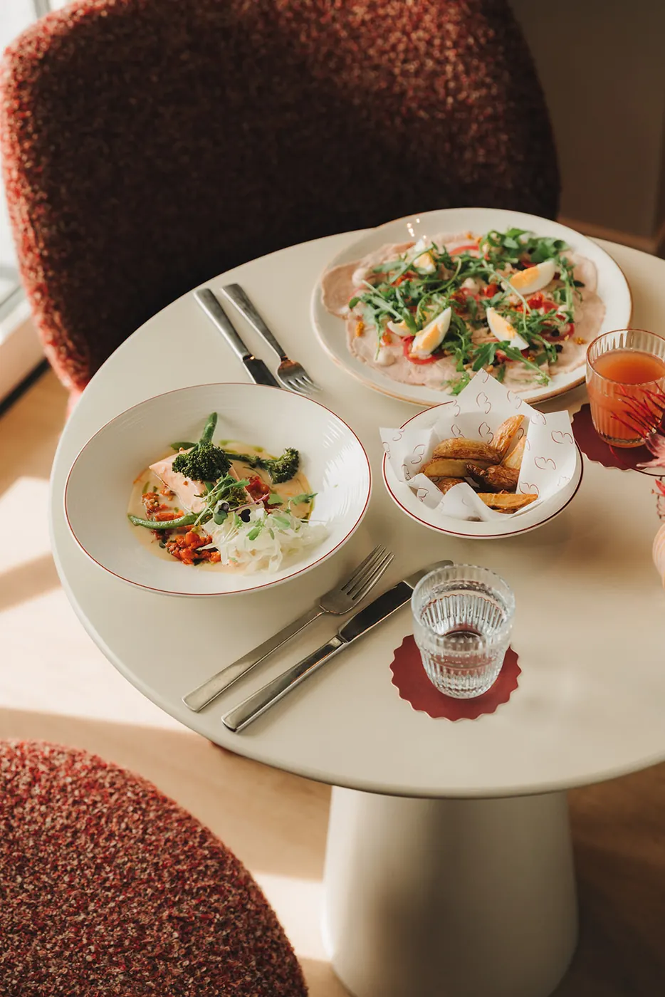 Lunchgerechten op tafel bij Bistro Bicyclette