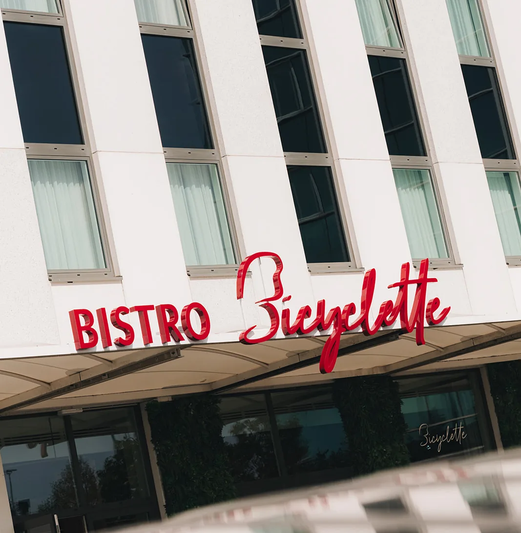 Gevel en logo van Bistro Bicyclette bij C-Hotels Westwing in Roeselare